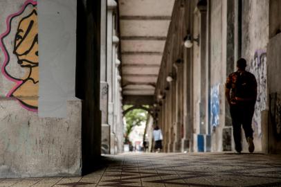 PORTO ALEGRE, RS, BRASIL - 29/09/2021Equipe da prefeitura usa tinta imprópria para revitalizar o Viaduto Otávio Rocha<!-- NICAID(14902278) -->