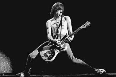 Johnny Ramone e sua guitarra<!-- NICAID(14902642) -->