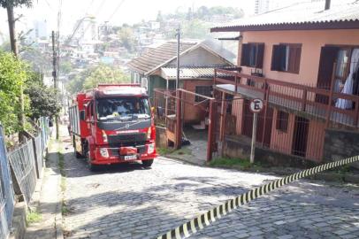 Incêndio atinge casa no bairro São Vicente em Caxias do Sul Bombeiros foram acionados por volta dos 12h30mimUm incêndio atingiu uma casa na Rua Treze de Maio, no bairro São Vicente, em Caxias do Sul, no começo da tarde desta quinta-feira (30). Os bombeiros foram acionados por volta de 12h30min. <!-- NICAID(14902829) -->