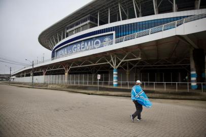 PORTO ALEGRE, RS, BRASIL - Entorno do Estádio da Arena em final de semana de volta parcial da torcida para o partida entre Grêmio X Sport. Jogo válido pela série A, 2021. Na foto,  Luis Carlos Lima, torcedor e vendedor de bandeiras. Foto:  Jefferson Botega  / Agencia RBS<!-- NICAID(14903648) -->