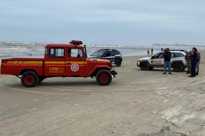 ***EM BAIXA***O Corpo de Bombeiros de Tramandaí, no Litoral Norte, informou que foi encontrado na manhã desta sexta-feira (1º), perto da guarita 173, o corpo de Henrique Barcelos de Oliveira, de 14 anos. O local fica entre o município de Tramandaí e Cidreira. O adolescente estava desaparecido desde o dia 26 de setembro, quando jogava bola com os amigos na praia e acabou se afogando ao entrar no mar. O corpo foi achado às 8h45min, no sexto dia de buscas. Foto: Corpo de Bombeiros Militar/Divulgação<!-- NICAID(14903702) -->