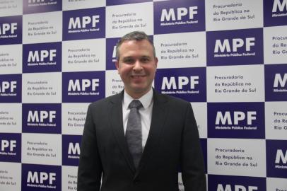 O Ministério Público Federal (MPF) tem um novo chefe no Estado. Há 16 anos no MPF, Felipe da Silva Müller, de 42 aos, assumiu nesta sexta-feira (1) o comando da Procuradoria da República no Rio Grande do Sul (PR-RS) para o biênio 2021/2023.<!-- NICAID(14904213) -->