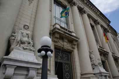 Esculturas do artista francês Paul Landowski que passaram por limpeza e restauração para o centenário do Palácio Piratini. As obras Agricultura e Indústria ficam na fachada do prédio e o grupo escultórico A Primavera, também conhecido como Quatro Estações, no jardim interno. Foto: Mateus Bruxel / Agência RBSIndexador: Mateus Bruxel<!-- NICAID(14834275) -->