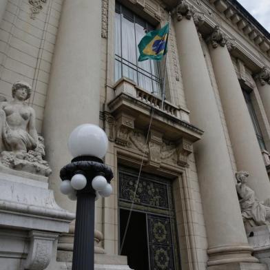 Esculturas do artista francês Paul Landowski que passaram por limpeza e restauração para o centenário do Palácio Piratini. As obras Agricultura e Indústria ficam na fachada do prédio e o grupo escultórico A Primavera, também conhecido como Quatro Estações, no jardim interno. Foto: Mateus Bruxel / Agência RBSIndexador: Mateus Bruxel<!-- NICAID(14834275) -->