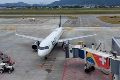 A Azul Linhas Aéreas anunciou, nesta sexta-feira (1º), que 10 novos voos diretos para Florianópolis, de diferentes regiões do país, passarão a ser ofertados na alta temporada - entre dezembro deste ano e janeiro de 2022. Quatro deles partirão de cidades do interior do Rio Grande do Sul.Os detalhes das rotas que sairão de Pelotas, Passo Fundo, Santa Maria e Uruguaiana, somando-se assim a Porto Alegre, que já realizava o trajeto, foram revelados em evento realizado no novo aeroporto de Florianópolis, que completa dois anos<!-- NICAID(14904331) -->