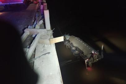 Um caminhão perdeu o controle, bateu na cabeceira de uma ponte e caiu no rio Caxambu, na BR-285, no noroeste do Estado. O acidente ocorreu por volta das 1h de segunda-feira (4) no quilômetro 430. <!-- NICAID(14905278) -->