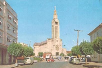 Igreja São Pelegrino no final dos anos 1960, captada a partir do início da Rua Sinimbu, esquina com a Feijó Jr. À direita, o casarão da família de Aparício Postali. <!-- NICAID(14739374) -->