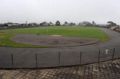 CAXIAS DO SUL, RS, BRASIL, 04/10/2021 - A reportagem do Pioneiro visitou na tarde desta segunda-feira áreas públicas dedicadas à prática esportiva em Caxias. Em geral, os três locais (Campo Municipal, Complexo Esportivo da Zona Norte e Ginásio do Enxutão) estão em bom estado de conservação, com grama aparada, bancos pintados, parquinho sem danos, etc. Constatamos, apenas, alguns vidros quebrados nos vestiários e banheiros femininos do Enxutão. NA FOTO: Campo municipal, no bairro Cinquentenário. (Marcelo Casagrande/Agência RBS)<!-- NICAID(14905940) -->