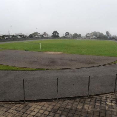 CAXIAS DO SUL, RS, BRASIL, 04/10/2021 - A reportagem do Pioneiro visitou na tarde desta segunda-feira áreas públicas dedicadas à prática esportiva em Caxias. Em geral, os três locais (Campo Municipal, Complexo Esportivo da Zona Norte e Ginásio do Enxutão) estão em bom estado de conservação, com grama aparada, bancos pintados, parquinho sem danos, etc. Constatamos, apenas, alguns vidros quebrados nos vestiários e banheiros femininos do Enxutão. NA FOTO: Campo municipal, no bairro Cinquentenário. (Marcelo Casagrande/Agência RBS)<!-- NICAID(14905940) -->