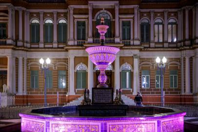 PORTO ALEGRE, RS, BRASIL - 04.10.2021 - Fonte talavela com luz rosa pelo Outubro Rosa. (Foto: Marco Favero/Agencia RBS)<!-- NICAID(14906284) -->