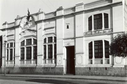 A antiga sede do Recreio Guarany, na Av. Júlio, em Lourdes: prédio abrigou a Rádio Caxias entre 1946 e 1950, antes da mudança da emissora para o City Hotel. Fachada trazia o índio de cimento no topo e o logotipo da ZYF-3. Prédio passou por reformas nos anos 1960 e perdeu todas as característicaas originais do projeto original, de 1930. A sede foi inaugurada em abril de 1931. Construtor: Luiz Bertolla<!-- NICAID(14906000) -->