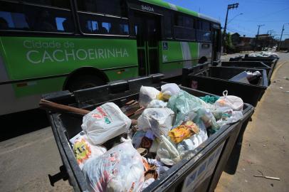 PORTO ALEGRE,RS,BRASIL.2021,10,05.Depois da Prefeitura de Cachoeirinha ser investigada por super faturamento nas contratações de empresa para colate de lixo, eas empresas afastads, os lixos se acomulam em conteiners em ruas e avenidas de Cachoeirinha.(RONALDO BERNARDI/AGENCIA RBS).<!-- NICAID(14906828) -->