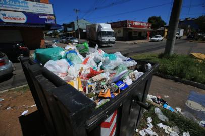 PORTO ALEGRE,RS,BRASIL.2021,10,05.Depois da Prefeitura de Cachoeirinha ser investigada por super faturamento nas contratações de empresa para colate de lixo, eas empresas afastads, os lixos se acomulam em conteiners em ruas e avenidas de Cachoeirinha.(RONALDO BERNARDI/AGENCIA RBS).<!-- NICAID(14906801) -->