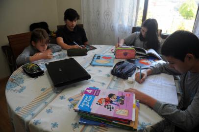 CAXIAS DO SUL, RS, BRASIL, 05/10/2021 - família de quatro estudantes que não possuem celular/computador e tiveram dificuldades no ensino remoto + que poderão ser contempladas com a aquisição de notebooks propostos pela prefeitura.  (Marcelo Casagarande/Agência RBS)<!-- NICAID(14906646) -->