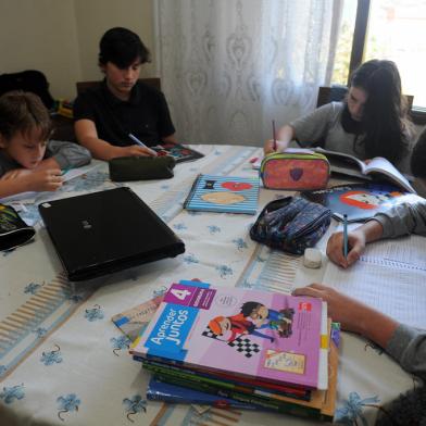 CAXIAS DO SUL, RS, BRASIL, 05/10/2021 - família de quatro estudantes que não possuem celular/computador e tiveram dificuldades no ensino remoto + que poderão ser contempladas com a aquisição de notebooks propostos pela prefeitura.  (Marcelo Casagarande/Agência RBS)<!-- NICAID(14906646) -->