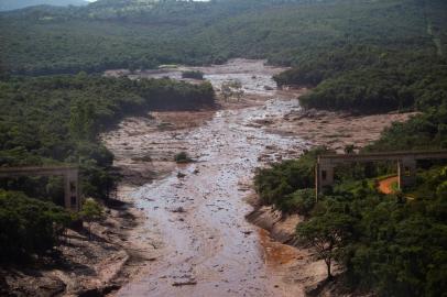 Prefeituras alertam para risco de inundações pelo Rio ParaopebaMG - MG/BARRAGEM/RISCO/INUNDAÇÕES - GERAL - Vista aérea do local destruído pelos rejeitos após o rompimento da barragem da mina do   Feijão, situada em Brumadinho, na região metropolitana de Belo Horizonte (MG), nesta   sexta-feira (25). Segundo o Corpo de Bombeiros, o rompimento ocorreu na altura do km 50   da Rodovia MG-040. Um helicóptero dos bombeiros sobrevoava a região em busca de vítimas.   Cerca de 200 pessoas estão desaparecidas. Ambulâncias, carros de Bombeiros e da Defesa   Civil trabalham no local. Quase três anos depois do rompimento da barragem de Fundão, da   mineradora Samarco (Vale e BHP), em Mariana, Minas Gerais, em novembro de 2015, mais um   desastre ameaça o Estado.   25/01/2019 - Foto: MOISéS SILVA/O TEMPO/ESTADÃO CONTEÚDOEditoria: GERALLocal: BRUMADINHOIndexador: MOISéS SILVAFotógrafo: O TEMPO<!-- NICAID(13931835) -->