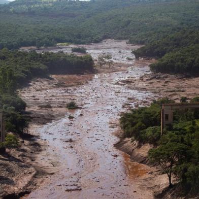 Prefeituras alertam para risco de inundações pelo Rio ParaopebaMG - MG/BARRAGEM/RISCO/INUNDAÇÕES - GERAL - Vista aérea do local destruído pelos rejeitos após o rompimento da barragem da mina do   Feijão, situada em Brumadinho, na região metropolitana de Belo Horizonte (MG), nesta   sexta-feira (25). Segundo o Corpo de Bombeiros, o rompimento ocorreu na altura do km 50   da Rodovia MG-040. Um helicóptero dos bombeiros sobrevoava a região em busca de vítimas.   Cerca de 200 pessoas estão desaparecidas. Ambulâncias, carros de Bombeiros e da Defesa   Civil trabalham no local. Quase três anos depois do rompimento da barragem de Fundão, da   mineradora Samarco (Vale e BHP), em Mariana, Minas Gerais, em novembro de 2015, mais um   desastre ameaça o Estado.   25/01/2019 - Foto: MOISéS SILVA/O TEMPO/ESTADÃO CONTEÚDOEditoria: GERALLocal: BRUMADINHOIndexador: MOISéS SILVAFotógrafo: O TEMPO<!-- NICAID(13931835) -->