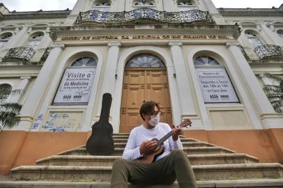 Medico artista, Franklin Capaverde, toca músicas a pedido de pacientes de UTI em Porto Alegre Intensivista no hospital Beneficência Portuguesa<!-- NICAID(14907549) -->