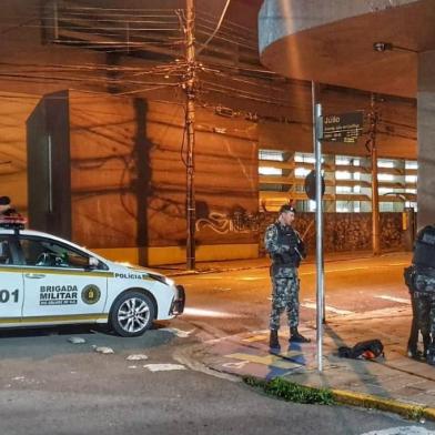 Após uma sequência de 29 furtos e arrombamentos, a Brigada Militar (BM) terá patrulha específica para coibir estes ladrões na área central de Caxias do Sul. A viatura com três policiais militares terá com missão abordar e identificar suspeitos, além de responder rapidamente qualquer chamado. O foco da patrulha estará nos bairros Exposição, Centro e São Pelegrino.<!-- NICAID(14907739) -->