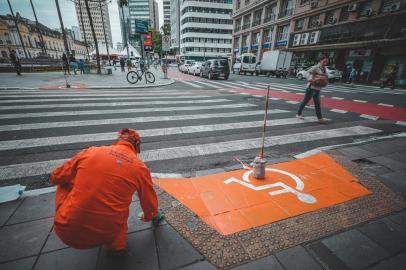 As rampas de acesso a calçadas utilizadas por cadeirantes do Centro Histórico estão recebendo uma nova pintura, que visa facilitar a sua visualização. A Prefeitura de Porto Alegre, por meio do programa Centro+, vem testando a coloração laranja.<!-- NICAID(14908619) -->