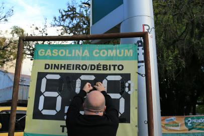 07/10/2021 - PORTO ALEGRE, RS - Gasolina volta a subir. Na imagem, os postos de combustíveis já com os reajustes. FOTO: Ronaldo Bernardi / Agência RBS<!-- NICAID(14908701) -->