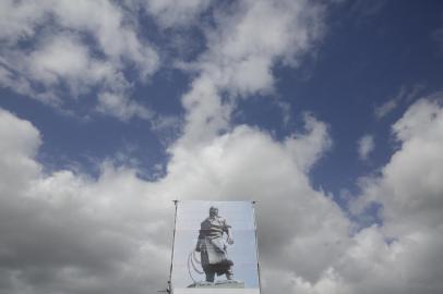 07/10/2021 - PORTO ALEGRE, RS - Enquanto estátua do Laçador passa por reformas, uma reprodução fotográfica em banner em tamanho real foi instalada no local. (Foto: Mateus Bruxel / Agência RBS)<!-- NICAID(14908726) -->