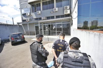 A Brigada Militar prendeu na manhã desta quinta-feira (7) um suspeito de participação na morte de Cristiane da Costa dos Santos, 20 anos, em um assalto em uma parada de ônibus na zona sul de Porto Alegre. O homem, de 21 anos, foi abordado por integrantes do 20º Batalhão de Polícia Militar quando caminhava na Rua 24 de Agosto, no bairro Sarandi, zona norte da Capital.EM BAIXA <!-- NICAID(14909004) -->