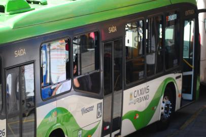 CAXIAS DO SUL, RS, BRASIL, 17/03/2020. Coronavírus -  Redução no número de usuários no transporte coletivos. Cuidados e receios dos passageiros e cobradores. Ônibus da Visate circulam com janelas abertas. (Porthus Junior/Agência RBS)Indexador: Porthus Junior                  <!-- NICAID(14454256) -->