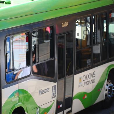 CAXIAS DO SUL, RS, BRASIL, 17/03/2020. Coronavírus -  Redução no número de usuários no transporte coletivos. Cuidados e receios dos passageiros e cobradores. Ônibus da Visate circulam com janelas abertas. (Porthus Junior/Agência RBS)Indexador: Porthus Junior                  <!-- NICAID(14454256) -->