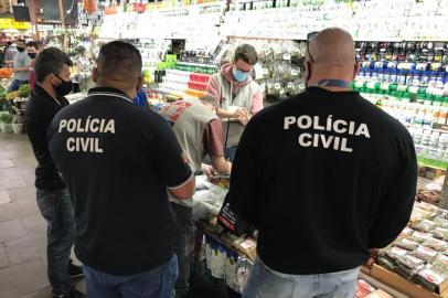 A Delegacia de Proteção ao Consumidor da Polícia Civil realizou uma ação na manhã desta sexta-feira (8) no Mercado Público de Porto Alegre. Policiais acompanhados de servidores da Vigilância em Saúde da prefeitura foram em busca de um suplemento adulterado que estaria sendo vendido em bancas. Ao chegarem ao local, encontraram as cápsulas sendo comercializadas em um estabelecimento. Trata-se de uma marca de colágeno hidrolisado, de 1000 mg, com 50 comprimidos. O suplemento alimentar é usando, geralmente, para melhora da pele e articulações. Também é usado para reforçar unhas e cabelo.<!-- NICAID(14910028) -->