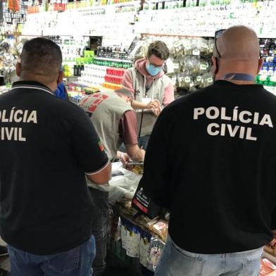 A Delegacia de Proteção ao Consumidor da Polícia Civil realizou uma ação na manhã desta sexta-feira (8) no Mercado Público de Porto Alegre. Policiais acompanhados de servidores da Vigilância em Saúde da prefeitura foram em busca de um suplemento adulterado que estaria sendo vendido em bancas. Ao chegarem ao local, encontraram as cápsulas sendo comercializadas em um estabelecimento. Trata-se de uma marca de colágeno hidrolisado, de 1000 mg, com 50 comprimidos. O suplemento alimentar é usando, geralmente, para melhora da pele e articulações. Também é usado para reforçar unhas e cabelo.<!-- NICAID(14910028) -->