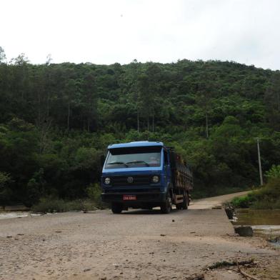 GUAPORÉ, RS, BRASIL (08/10/2021)Moradores de Guaporé denunciam a complicada situaçãe da ligação com anta Gorda. No mês passado mais um carro quase caiu no rio. Em dias de chuva a estrutura fica emcoberta. (Antonio Valiente/Agência RBS)<!-- NICAID(14909914) -->