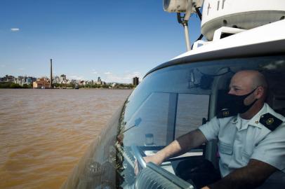 PORTO ALEGRE, RS, BRASIL, 05-10-2021: O condutor do catamara Che Guevara Booch Moreira durante uma viagem entre Porto Alegre e Guaiba. O servico de catamara para transporte de passageiros pelo Guaiba completa 10 anos. (Foto: Mateus Bruxel / Agencia RBS)Indexador: Mateus Bruxel<!-- NICAID(14907814) -->