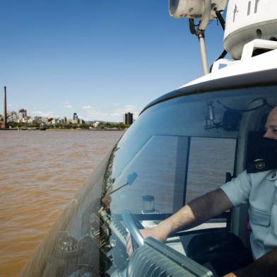 PORTO ALEGRE, RS, BRASIL, 05-10-2021: O condutor do catamara Che Guevara Booch Moreira durante uma viagem entre Porto Alegre e Guaiba. O servico de catamara para transporte de passageiros pelo Guaiba completa 10 anos. (Foto: Mateus Bruxel / Agencia RBS)Indexador: Mateus Bruxel<!-- NICAID(14907814) -->