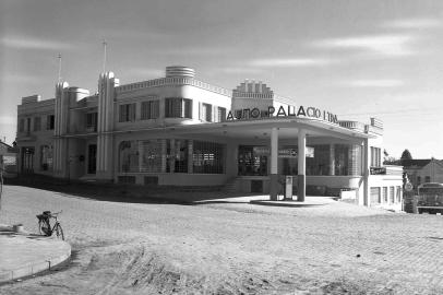 Auto Plácio, na esquina das ruas Sinimbu e Do Guia Lopes, em 1948. Silvio Toigo<!-- NICAID(13702170) -->