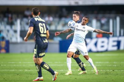 Gremio x SantosFUTEBOL/CAMPEONATO BRASILEIRO 2021 /GREMIO X SANTOS - ESPORTES - Lance da partida entre Gremio e Santos disputada na tarde deste domingo na Vila Belmiro, em Santos, em partida valida pela Campeonato Brasileiro 2021. FOTO: LUCAS UEBEL/GREMIO/DIVULGAÇÃOEditoria: SPOIndexador: Lucas UebelSecao: futebolFonte: Gremio.netFotógrafo: Gremio x Santos<!-- NICAID(14911948) -->