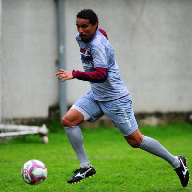 CAXIAS DO SUL, RS, BRASIL, 08/09/2021. Treino do Caxias no CT Baixada Rubra/Vanderlei Bersaghi. O Caxias se prepara para a segunda fase da Série D do Campeonato Brasileir. Na foto, zagueiro Rafael Lima. (Porthus Junior/Agência RBS)<!-- NICAID(14884506) -->