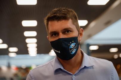 Porto Alegre, RS, Brasil - 11/10/2021 - Thiago Gomes, técnico interino do Grêmio, embarca no aeroporto Salgado Filho para Fortaleza. (Foto: Anselmo Cunha/Agência RBS)<!-- NICAID(14912484) -->