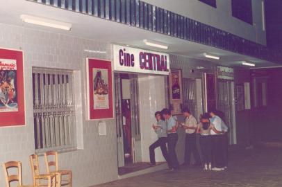 Câmara de Vereadores de Flores da Cunha  entrega título de Cidadão Benemérito ao senhor Hilário Sgarioni, um grande entusiasta do comércio central da cidade, quando abriu o Bar e Restaurante Central, a Lancheria Dutra, a Galeria dos Brinquedos Dutra, a Galeria dos Presentes Dutra, a Bomboniere e o Cine Central. Sgarioni foi também responsável pela implantação da Rodoviária em Flores da Cunha, onde atuou como agente por muitos anos. Na foto, o Cine Central, administrado por ele nos anos 1970 e 1980.<!-- NICAID(14901888) -->