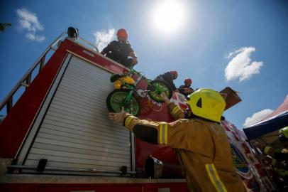 ** fotos em baixa resolução ***PORTO ALEGRE, RS, BRASIL - Bombeiros realizam ação no dia das crianças com doações de brinquedos e alimentos na Vila Cachorro Sentado, no bairro Partenon. (Foto: André Ávila/ Agência RBS)<!-- NICAID(14912939) -->