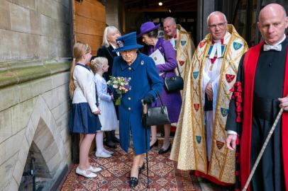 Britains Queen Elizabeth II smiles as she arrives to attend a Service of Thanksgiving to mark the Centenary of the Royal British Legion at Westminster Abbey in London on October 12, 2021. - The Royal British Legion has been celebrating its 100th Anniversary throughout 2021 with a special programme of activity, paying tribute to those who have contributed to its proud history and celebrating with the communities across the UK and around the world who are at its heart. (Photo by Frank Augstein / POOL / AFP)<!-- NICAID(14912956) -->