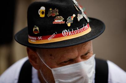 CRUZ DO SUL, RS, BRASIL. 12/10/2021. Feriado com sol atrai visitantes para a Oktoberfest de Santa Cruz do Sul. Na foto: Alessandro Suzbacher, de 34 anos, sua esposa, Jéssica Suzbacher, de 29, e a pequena Alícia Ema Suzbacher, de seis meses. (Foto: Anselmo Cunha/Agência RBS)CRUZ DO SUL, RS, BRASIL. 12/10/2021. Feriado com sol atrai visitantes para a Oktoberfest de Santa Cruz do Sul. (Foto: Anselmo Cunha/Agência RBS)<!-- NICAID(14913064) -->