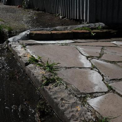 CAXIAS DO SUL, RS, BRASIL (13/10/2021)Moradores relatam vazamento em terreno desde agosto. Samae afirma não ter recebido chamado. (Antonio Valiente/Agência RBS)<!-- NICAID(14913659) -->