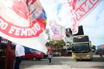 CAXIAS DO SUL, RS, BRASIL, 29/09/2021. Ônibus com a delegação do Caxias, deixa o estádio Centenário. O Caxias viaja para enfrentar o Unão Rondonópolis pelo jogo da volta das oitavas de finao da série D do Campeonato Brasileiro. Alguns integrantes da torcida organizada Falange Grená foram incentivar os atletas. (Porthus Junior/Agência RBS)<!-- NICAID(14902150) -->