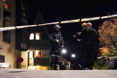 -Police officers cordon off the scene where they are investigating in Kongsberg, Norway after a man armed with bow killed several people before he was arrested by police on October 13, 2021. - A man armed with a bow and arrows killed several people and wounded others in the southeastern town of Kongsberg in Norway on October 13, 2021, police said, adding they had arrested the suspect.We can unfortunately confirm that there are several injured and also unfortunately several killed in this episode, local police official Oyvind Aas told a news conference. The man who committed this act has been arrested by the police and, according to our information, there is only one person involved. (Photo by Håkon Mosvold Larsen / NTB / AFP) / Norway OUTEditoria: CLJLocal: KongsbergIndexador: HAKON MOSVOLD LARSENSecao: policeFonte: NTBFotógrafo: STR<!-- NICAID(14914155) -->