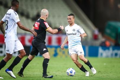 Gremio x FortalezaFUTEBOL/CAMPEONATO BRASILEIRO 2021 /GREMIO X FORTALEZA - ESPORTES - Lance da partida entre Gremio e Fortaleza disputada na noite desta quarta-feira, na Arena Castelao, em partida valida pela Campeonato Brasileiro 2021. FOTO: LUCAS UEBEL/GREMIO/DIVULGAÇÃOEditoria: SPOIndexador: Lucas UebelSecao: futebolFonte: Gremio.netFotógrafo: Gremio x Fortaleza<!-- NICAID(14914690) -->