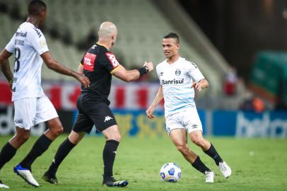 Gremio x FortalezaFUTEBOL/CAMPEONATO BRASILEIRO 2021 /GREMIO X FORTALEZA - ESPORTES - Lance da partida entre Gremio e Fortaleza disputada na noite desta quarta-feira, na Arena Castelao, em partida valida pela Campeonato Brasileiro 2021. FOTO: LUCAS UEBEL/GREMIO/DIVULGAÇÃOEditoria: SPOIndexador: Lucas UebelSecao: futebolFonte: Gremio.netFotógrafo: Gremio x Fortaleza<!-- NICAID(14914690) -->