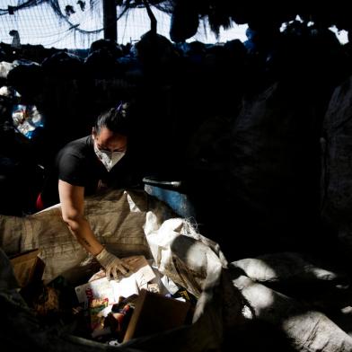 PORTO ALEGRE, RS, BRASIL, 13-10-2021: A recicladora Deividiane Paulus, 32, durante o trabalho na Unidade de Triagem de Lixo Reciclando pela Vida, no bairro Floresta. O percentual de lixo reciclavel encaminhado para os galpoes de triagem esta em queda em Porto Alegre. Em unidades de triagem como a Reciclando pela Vida, a falta de material obriga a unidade a funcionar apenas alguns dias por semana e levou a um esquema de rodizio entre os recicladores. (Foto: Mateus Bruxel / Agencia RBS)Indexador: Mateus Bruxel<!-- NICAID(14913886) -->