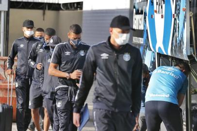 **EM BAIXA** PORTO ALEGRE, RS, BRASIL - 14.10.2021 - Grêmio desembarca em Porto Alegre depois da derrota para o Fortaleza. (Foto: Lauro Alves/Agencia RBS)<!-- NICAID(14914824) -->