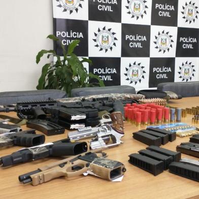 Armas e munição apreendida durante operação contra extorsão de comerciantes em Taquara<!-- NICAID(14915275) -->